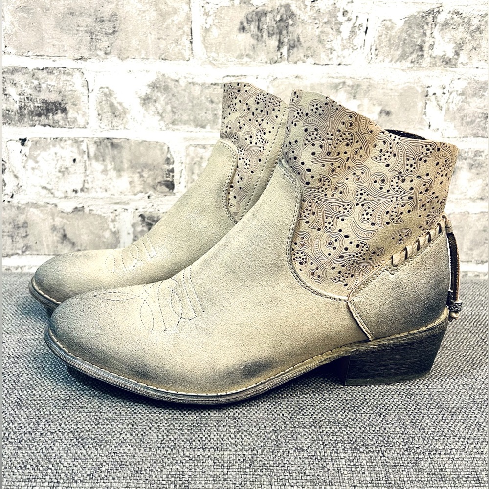 Boutique by Corkys Women’s Dazzeling size 9 Western Bootie